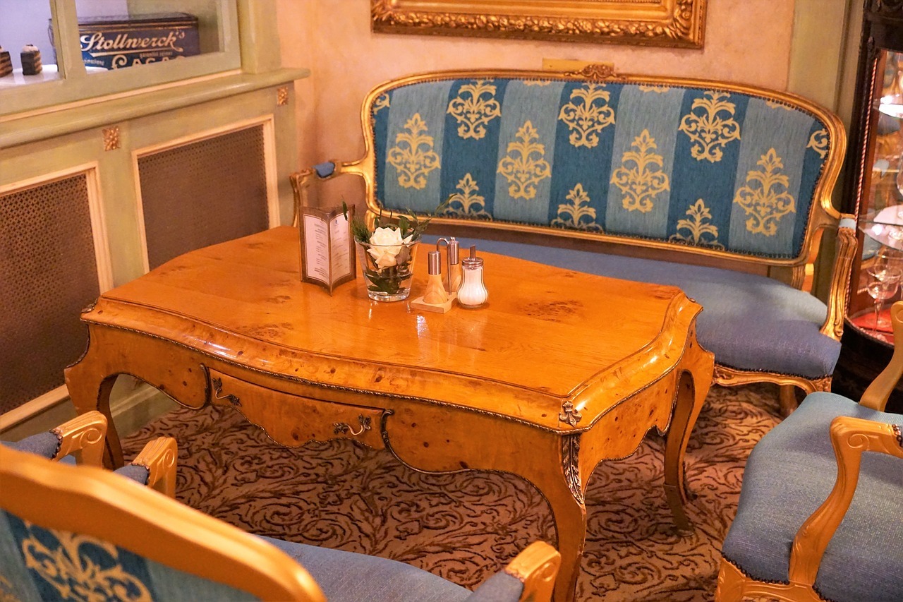 MÖBEL - Antiquitäten-Reisky